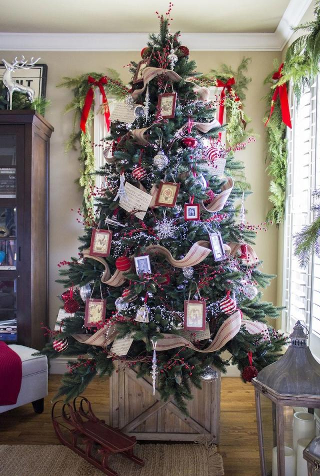 55 Red and White Christmas Tree Decorations That Will Wow You