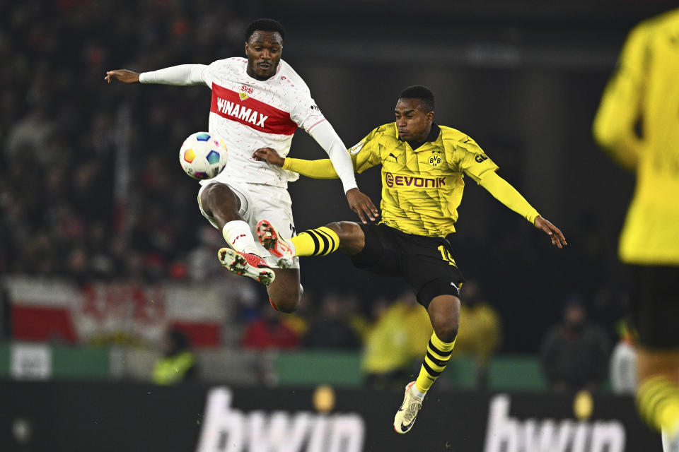 Serhou Guirassy del Stuttgart pelea por el balón con Youssoufa Moukoko del Borussia Dortmund en el encuentro de los octavos de final de la Copa de Alemania el miércoles 6 de diciembre del 2023. (Tom Weller/dpa via AP)