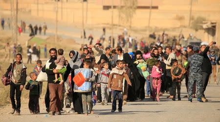 Displaced people who fled Hammam al-Alil, south of Mosul, head to safer territory, Iraq November 6, 2016. REUTERS/Thaier Al-Sudani