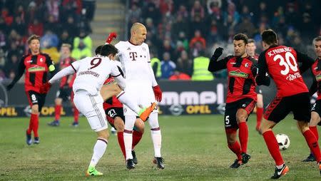 Football Soccer - SC Freiburg v FC Bayern Munich - German Bundesliga - Schwarzwald-Stadion, Freiburg, Germany - 20/01/17 - Bayern Munich's Robert Lewandowski scores in extra time. REUTERS/Kai Pfaffenbach