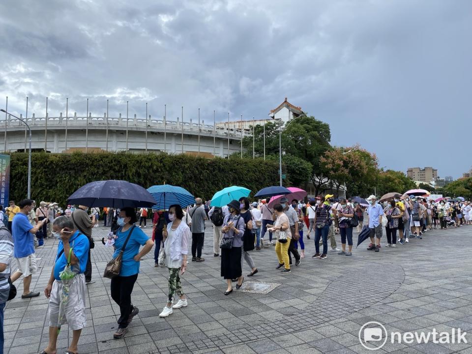 花博接種站今天一早排隊打疫苗人潮大爆滿。   圖：周煊惠 / 攝