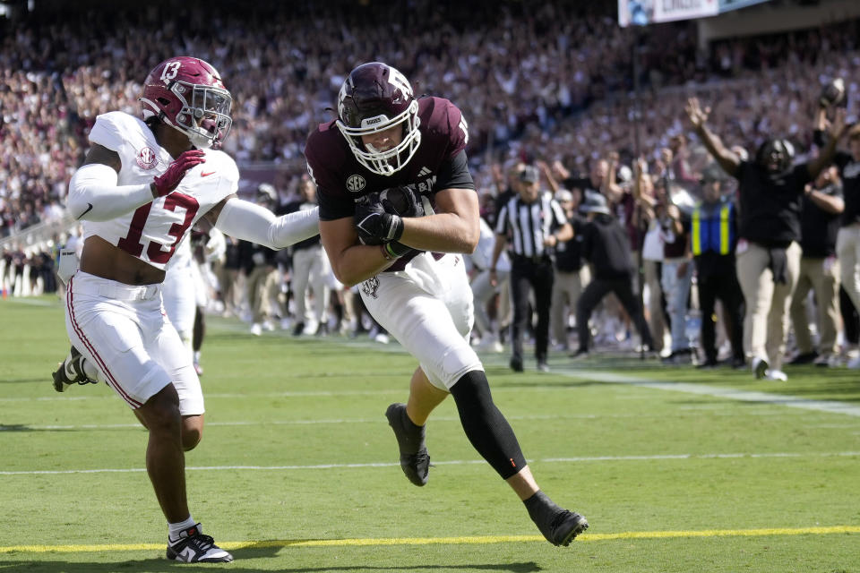 Texas A&M tight end Jake Johnson, right, catches a pass for a touchdown as Alabama defensive back Malachi Moore, left, defends /dd1h/ of an NCAA college football game Saturday, Oct. 7, 2023, in College Station, Texas. (AP Photo/Sam Craft)