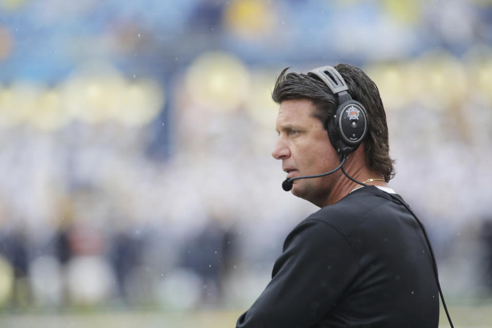 Tennessee is reportedly pursuing Oklahoma State head coach Mike Gundy. (AP Photo/Raymond Thompson)