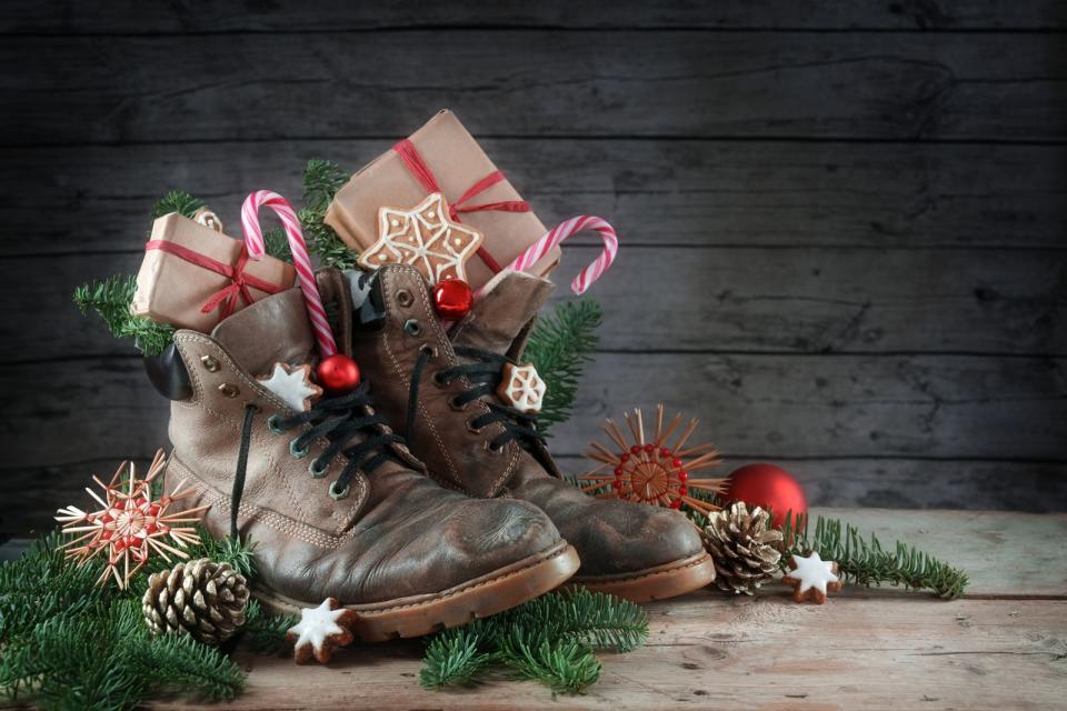 <p>In einer Version der Jungfrauenlegende wird sich erzählt, Nikolaus habe seine goldenen Geschenke durch den Schornstein ins Haus fallen lassen. Weil vor dessen Öffnung Schuhe und Strümpfe trocknen sollten, sei der Schatz eben darin gelandet. (Bild: iStock/fermate)</p> 