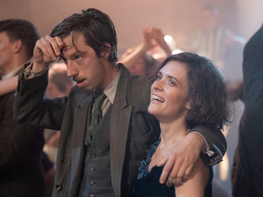 Die von Liv Lisa Fries gespielte Charlotte Ritter tanzt in der neuen "Babylon Berlin"-Staffel ebenfalls zu "Ein Tag wie Gold". (Bild: Frédéric Batier/ARD/SKY)