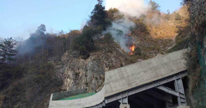 中橫便道火燒山從河谷向上延燒，因林木乾燥易燃，消防人員初判火勢短時間不易撲滅。（圖／台中市消防局提供／中國時報王文吉台中傳真）