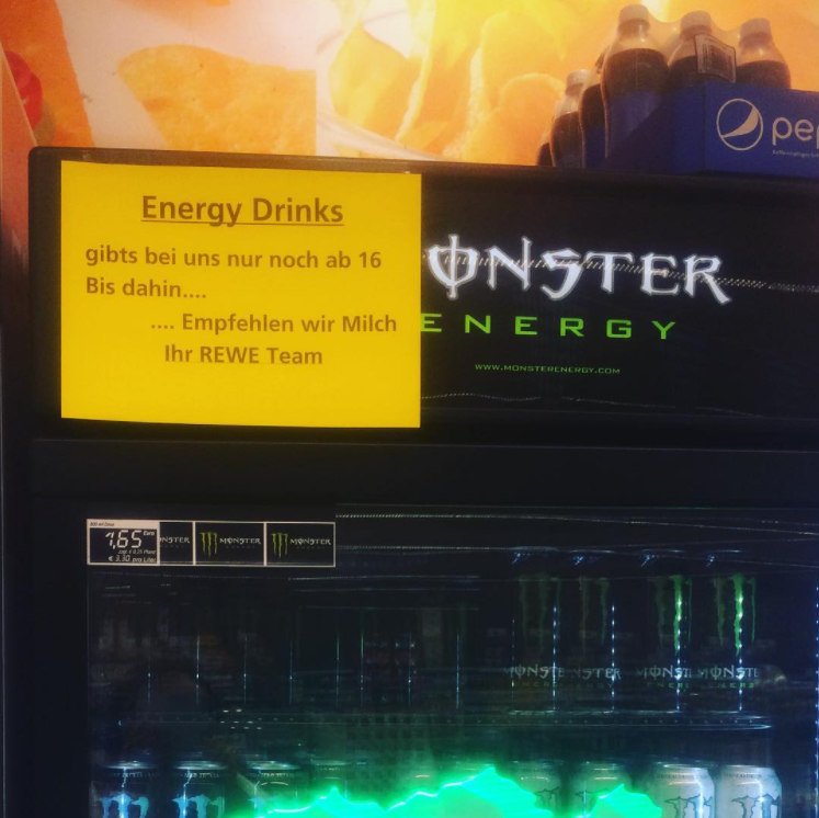 <p>Wenn der Supermarktriese zum Pädagogen wird: Auf einem Getränkeautomaten weist eine Filiale nicht nur auf die Altersbeschränkung von Energy Drinks hin, sondern gibt den Jugendlichen noch einen wertvollen Ernährungs-Tipp: In der Zwischenzeit einfach Milch trinken! Die gibt’s schließlich ebenfalls im Sortiment – und ist nicht nur deutlich gesünder, sondern auf den Liter gerechnet auch billiger. (Bild: instagram.com/m_o_n__i__q_u_e) </p>
