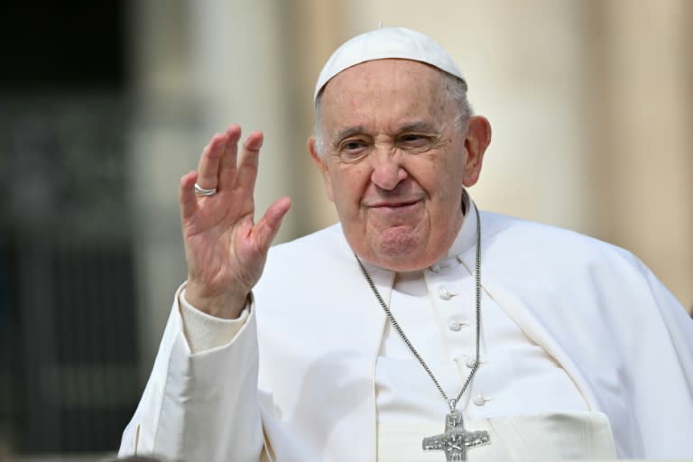 El papa Francisco saluda a la multitud durante la audiencia general semanal del 10 de abril de 2024 en la plaza de San Pedro del Vaticano (Andreas Solaro)