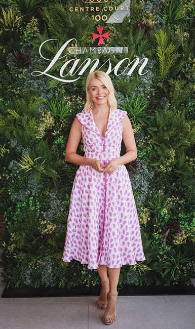 holly-willoughby-champagne-lanson