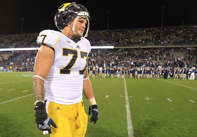 VIDEO: Michigan's Taylor Lewan twists Michigan State player's facemask 