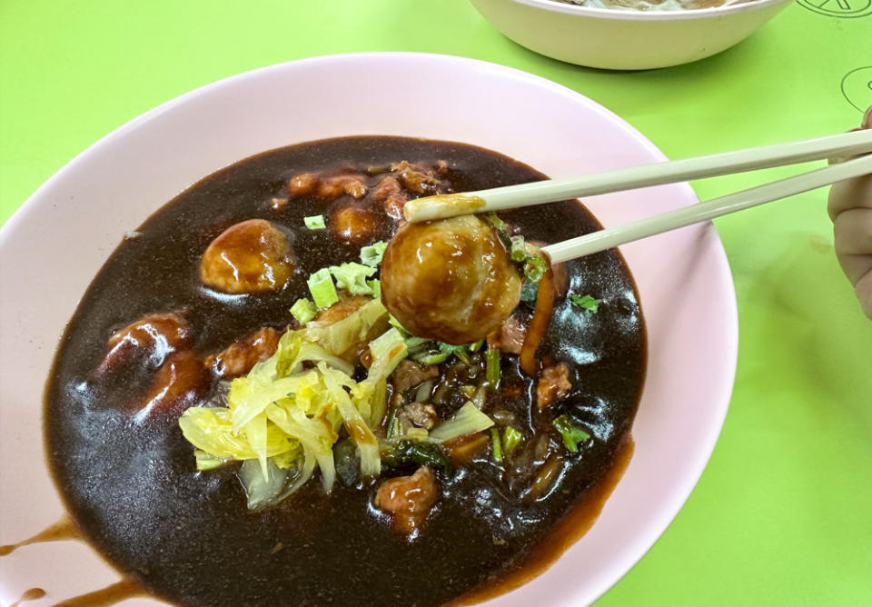 bugis long house lim kee beef noodles - beef sliced + beef ball noodles