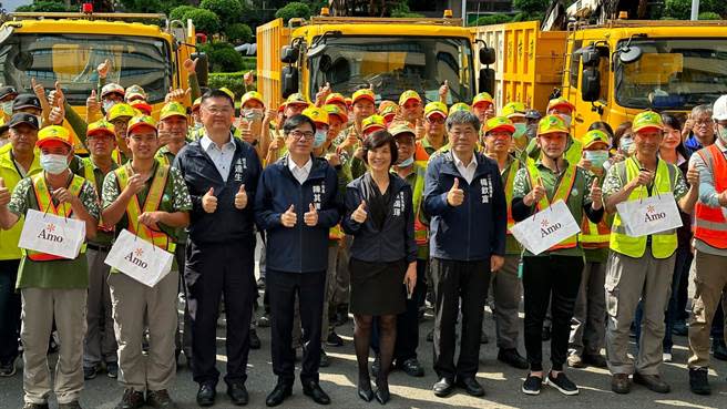 高雄動員到台東協助災後復原工作，今早高雄市長陳其邁及市府團隊特別在四維行政中心府前廣場表達慰勞之意，歡迎所有辛苦的團隊人員返回工作崗位，現場致贈蛋糕、飲品慰問辛勞。（柯宗緯攝）