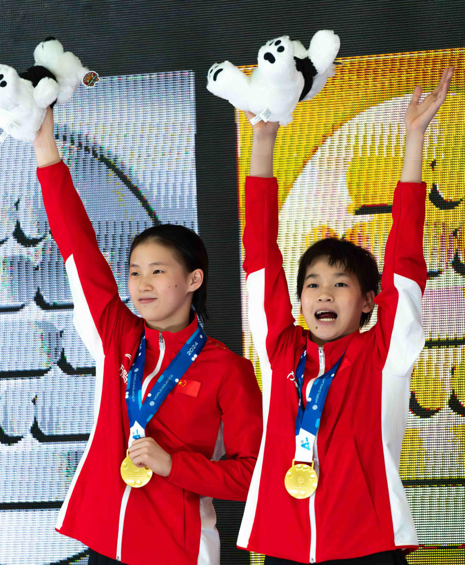 陳芋汐（左）、全紅嬋在頒獎台上合照。（圖／新華社）