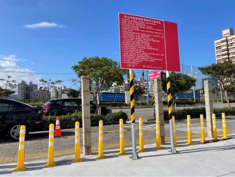 八里機車練習場告示牌面。   圖：新北市交通局提供