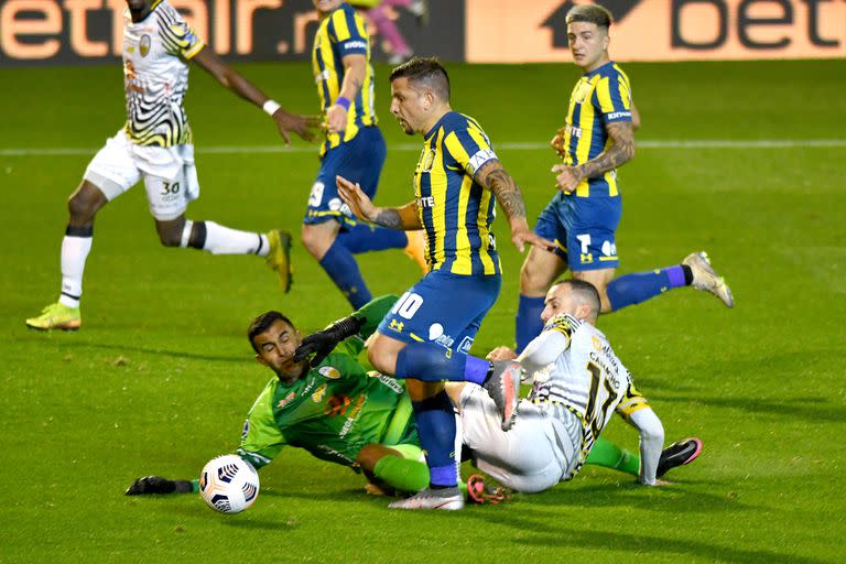 La jugada de la noche: Emiliano Vecchio deja en el camino al arquero Varela y convertirá el gol del triunfo de Rosario Central sobre Deportivo Táchira