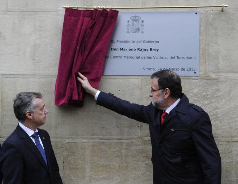 El presidente del Gobierno español, Mariano Rajoy (d), descubre una placa del Centro Memorial de las Víctimas del Terrorismo de Vitoria en presencia del lehendakari, Íñigo Urkullu, el 24 de marzo de 2015. EFE