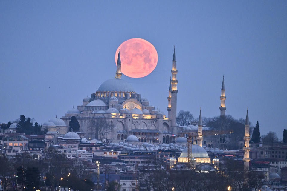 Espectáculo lunar sobre Estambul