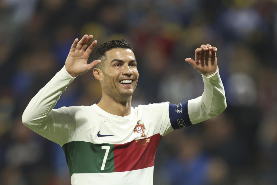 El portugués Cristiano Ronaldo sonríe durante el partido de fútbol del grupo J de clasificación para la Eurocopa 2024 entre Bosnia-Herzegovina y Portugal, en el estadio Bilino Polje en Zenica, Bosnia y Herzegovina, el lunes 16 de octubre de 2023. (Foto AP/Armin Durgut)