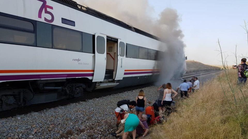 Imagen del tren tras haber descarrilado (RENFE)