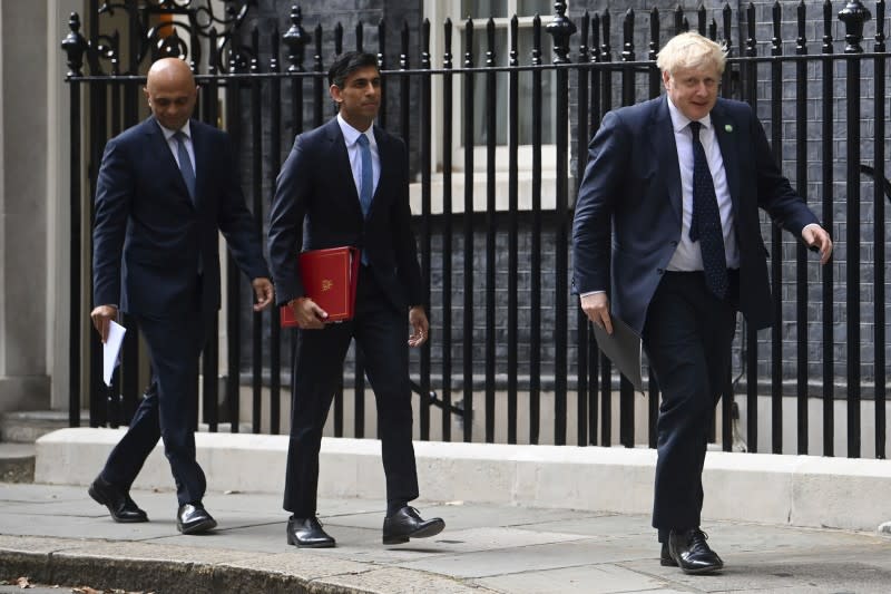 右起：英國首相強森、財相蘇納克、衛生大臣賈維德，攝於2021年5月（AP）