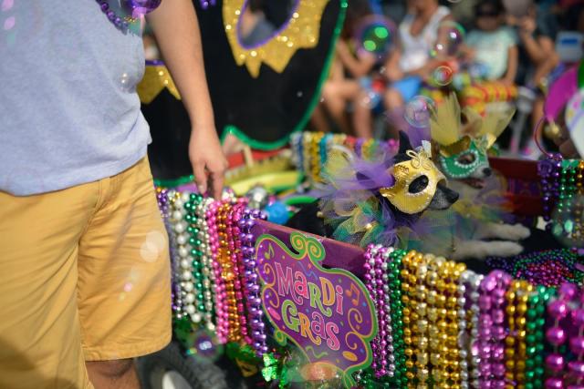 Mardi Gras Krewe Louisiana Beads Fun Party Tuesday Women's T-Shirt