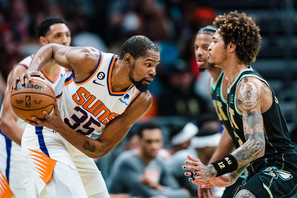 「KD」Kevin Durant（持球者）轉戰鳳凰城太陽首戰高效拿下23分。（Photo by Jacob Kupferman/Getty Images）