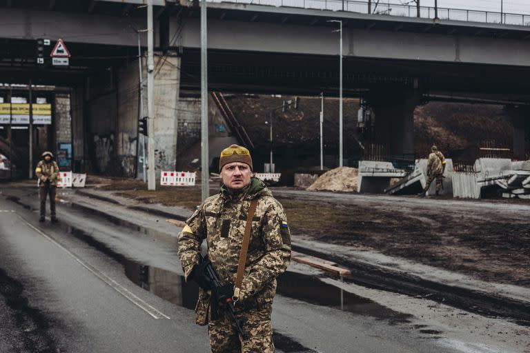 Un soldado ucraniano controla una carretera, a 2 de marzo de 2022, en Kiev (Ucrania). Diego Herrera - Europa Press