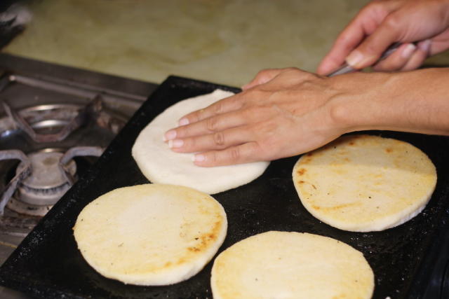 Arepas De Harina De Maíz Comida Tradicional De Calle Rápida