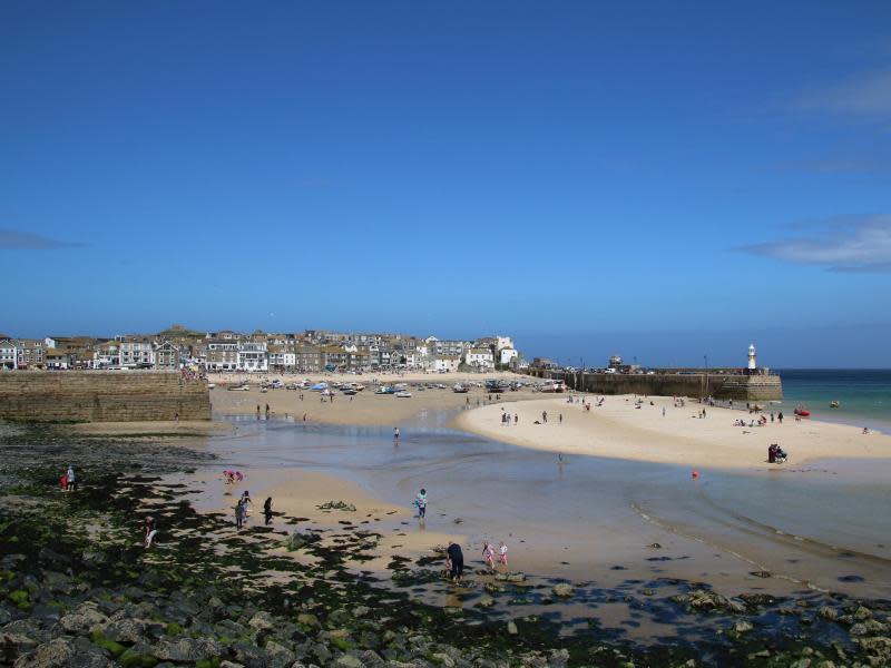 Die Badeorte an der Küste von Cornwall locken viele Touristen an, vor allem St. Ives - allerdings ist das Wasser auch im Hochsommer nicht gerade warm. Foto: Hilke Segbers