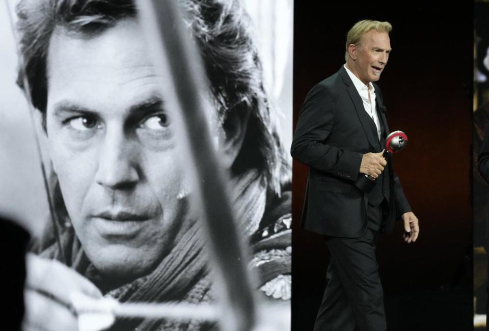 Kevin Costner acepta el premio CinemaCon Visionary Award durante la