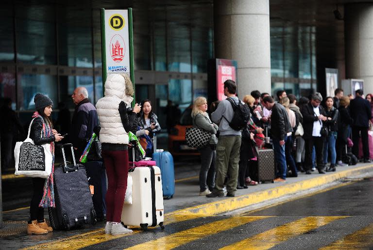 People wait in front of Istanbul's Ataturk airport on March 31, 2015 after a massive power cut halted public transport across Turkey