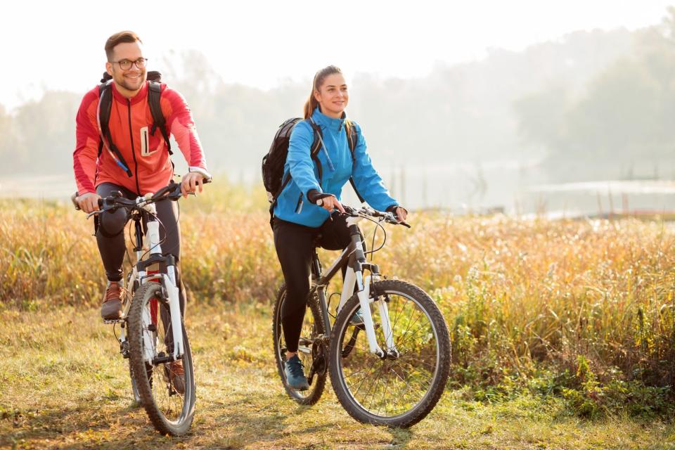 Spazierengehen finden Sie langweilig? Ihre eigene Stadt erkunden uninteressant? Dann treiben Sie einen Tag lang gemeinsam Sport. Bewegung setzt Glückshormone frei und verleiht Energie. Eine Fahrradtour, gemeinsam joggen oder eine Runde Tischtennis spielen, das macht garantiert gute Laune. Und Lachen macht sexy ... (Bild: iStock/Gligatron)