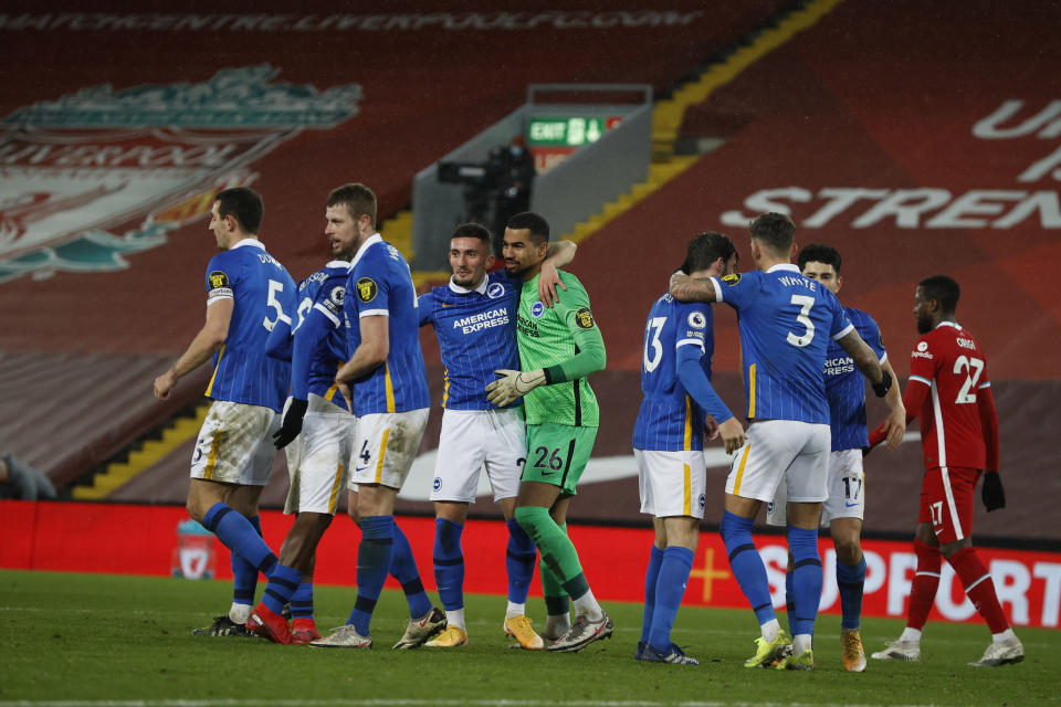 Los jugadores de Brighton celebran al final del encuentro de la Liga Premier que ganaron en casa de Liverpool, el miércoles 3 de febrero de 2021 (Phil Noble/Pool via AP)