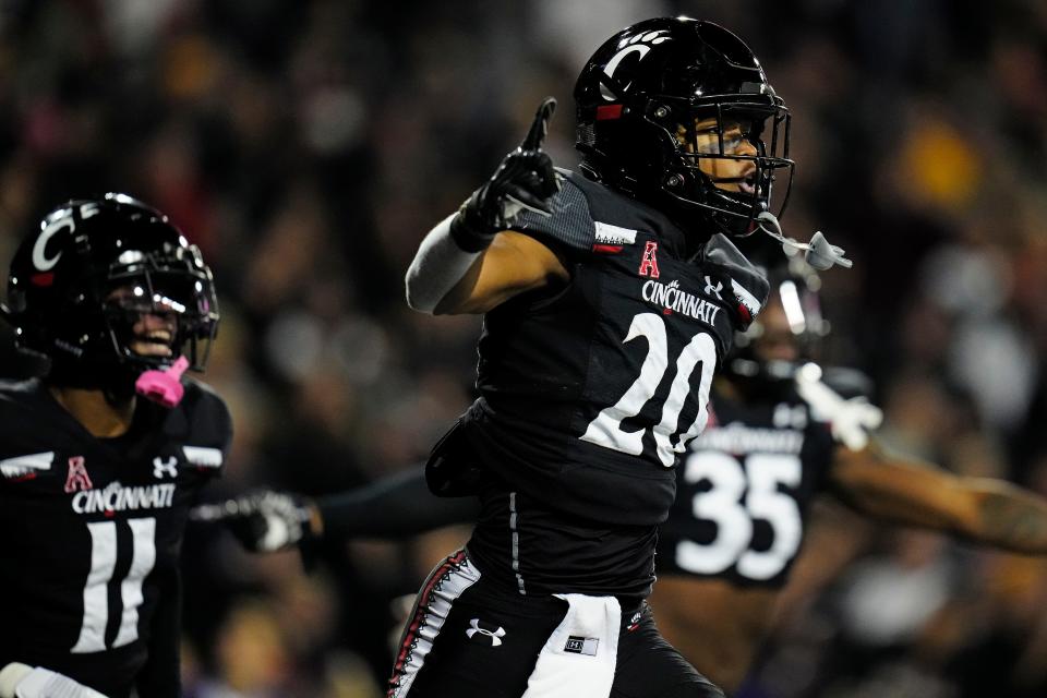 Cincinnati Bearcats wide receiver Jadon Thompson (20) announced Tuesday that he has entered the transfer portal.