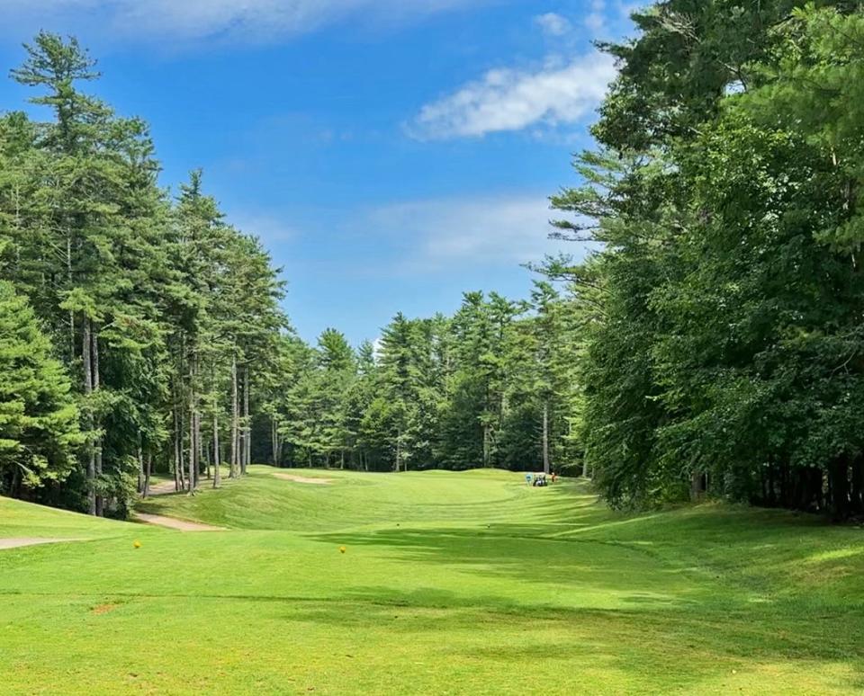 Los estrechos fairways bordeados de árboles del Richmond Country Club te brindan una tarde llena de golpes de salida intimidantes, pero como aprendió Eric Rueb, evitarlos no es tan difícil como quizás hayas escuchado.