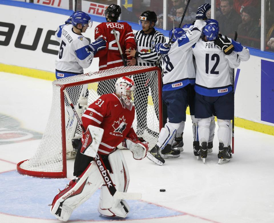 Finland's Artturi Lehkonen (R) celebrates his goal on Canada's goalie Zachary Fucale (L) during the second period of their IIHF World Junior Championship ice hockey game in Malmo, Sweden, January 4, 2014. REUTERS/Alexander Demianchuk (SWEDEN - Tags: SPORT ICE HOCKEY)