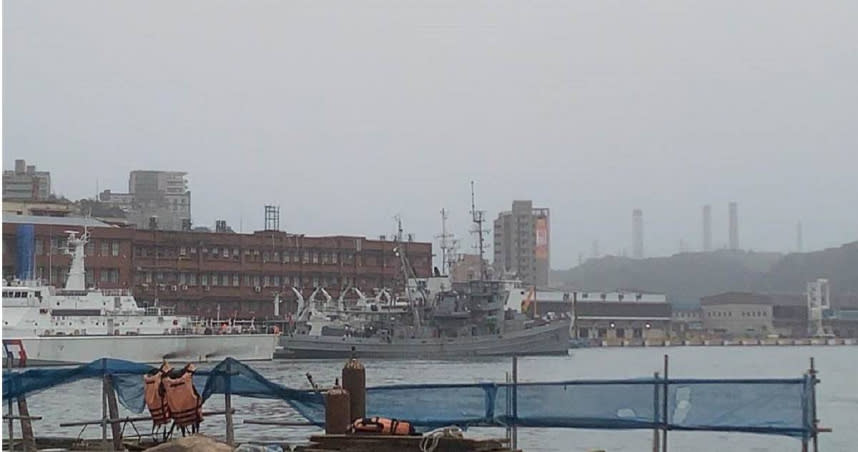 停泊在基隆港西1B碼頭ATF-563大台艦，今天下午不明原因起火。（翻攝照片／陳彩玲基隆傳真）