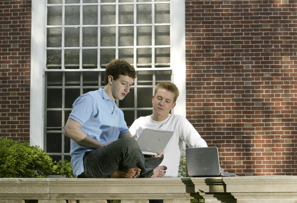 Eine Aufnahme von den Facebook-Gründern Mark Zuckerberg (L) und Chris Hughes (R) aus dem Jahr  2004.(Bild: Rick Friedman/Corbis via Getty Images)