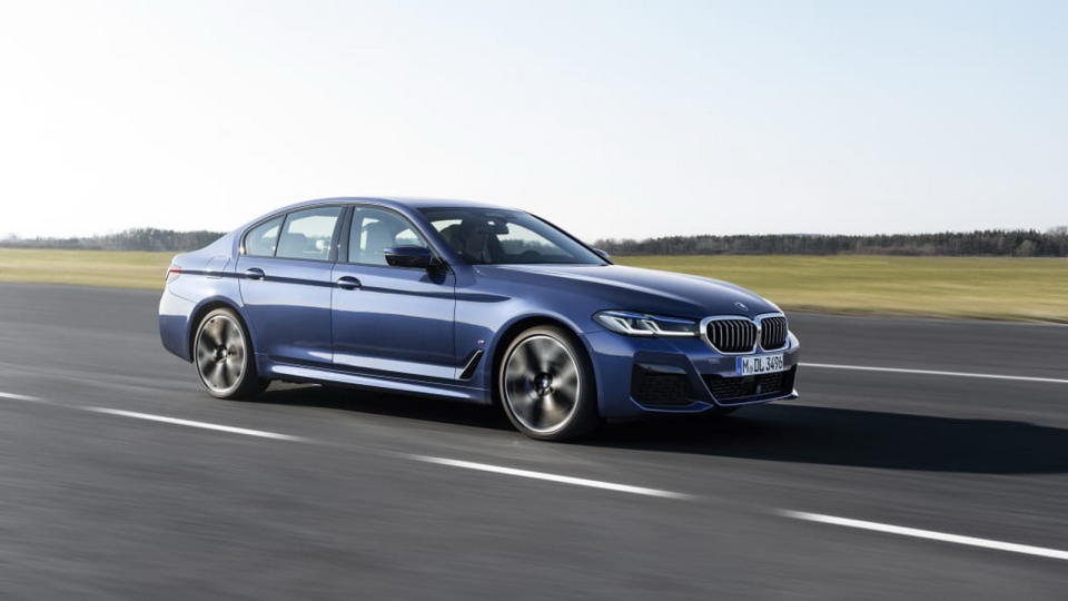 圖／2021 BMW 5系列採用48V輕度混合動力系統，能提高整體速度與性能，同時針對動力總成、車身與底盤避震器進行優化，以減少不必要的噪音與振動。 