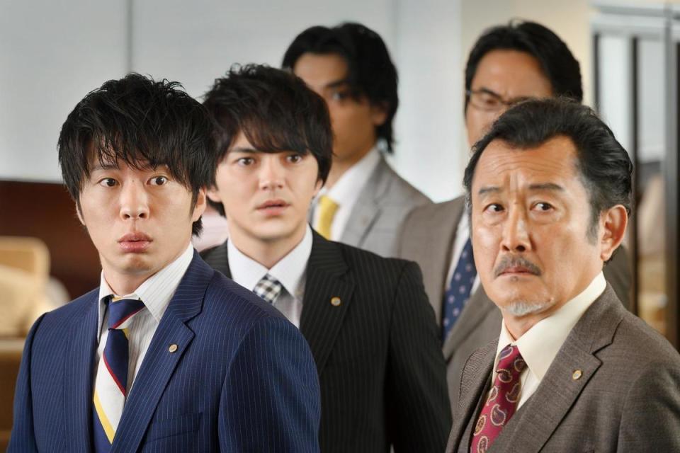 《大叔之愛電影版》把日劇的主要卡司田中圭（左起）、林遣都、吉田鋼太郎，找回來繼續愛的糾纏。（采昌多媒體）