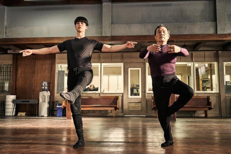 朴仁煥（右）與宋江為演出連續劇《如蝶翩翩》開拍前就苦練芭蕾舞，劇中舞姿感動不少觀眾。（翻攝自IG@dancing_duck70）