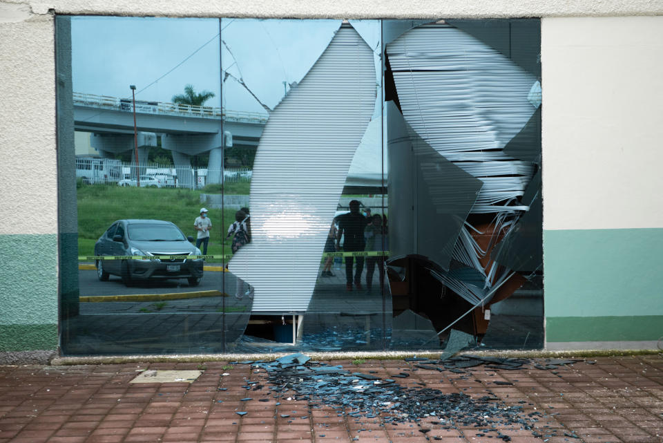 MANZANILLO, MEXICO - SEPTEMBER 19: View of broken glass on the sidewalk from a damaged store after a 7.7 magnitude quake struck the west coast in Michoacan State after a drill to commemorate two prior earthquakes that took place on this same date in 1985 and 2017 on September 19, 2022 in Manzanillo, Mexico. So far authorities confirmed one dead. (Photo by Leonardo Montecillo/Agencia Press South/Getty Images)
