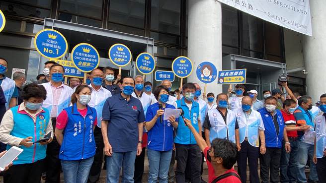 台東縣長饒慶鈴2日下午登記參選台東縣長，由前總統馬英九、議長吳秀華、市長張國洲及國民黨籍多名議員、里長、黨部全體人員陪同。（蔡旻妤攝）