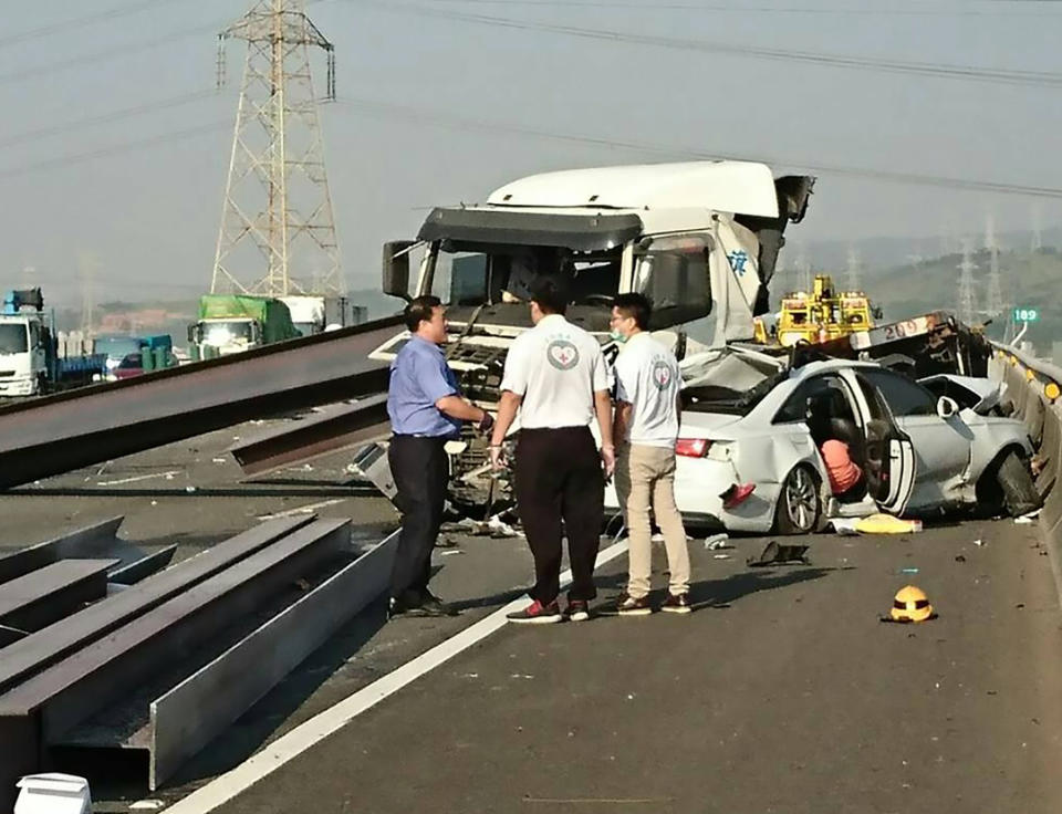 國道三號今天下午發生嚴重車禍，聯結車因爆胎自南下車道衝到北上車道，直接撞上林姓男子駕駛的自小客車，造成3死車禍意外。(中央社/民眾提供)