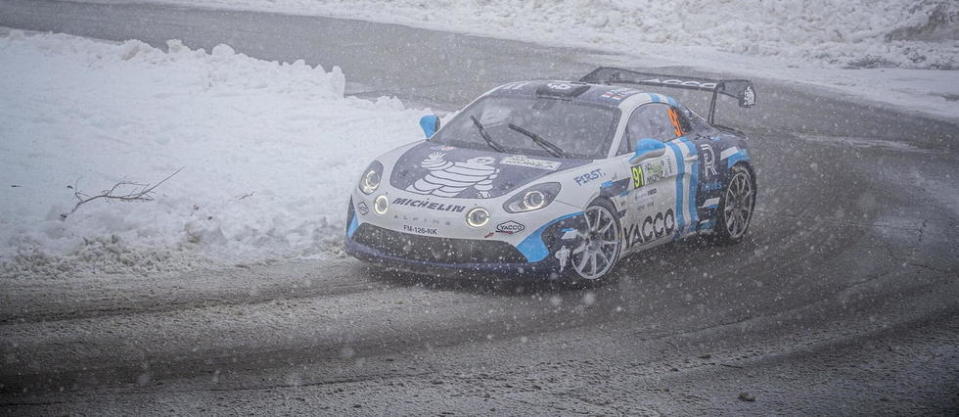 L'Alpine A110 de l'équipage Pierre RAGUES (FRA), Julien PESENTI (FRA), ici au Rallye de Monza en décembre dernier, participe avec 4 autres A110, à l'édition 2021 du Monte-Carlo. 
