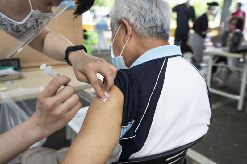 新竹市高齡長輩接種AZ新冠疫苗。（新竹市政府提供）