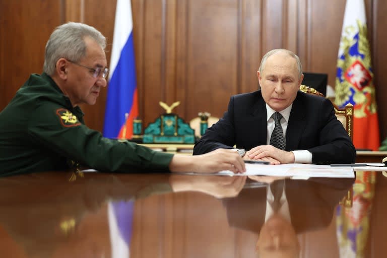 En esta fotografía distribuida por la agencia estatal rusa Sputnik, el presidente ruso Vladimir Putin se reúne con el ministro de Defensa Sergei Shoigu en el Kremlin en Moscú el 20 de febrero de 2024.