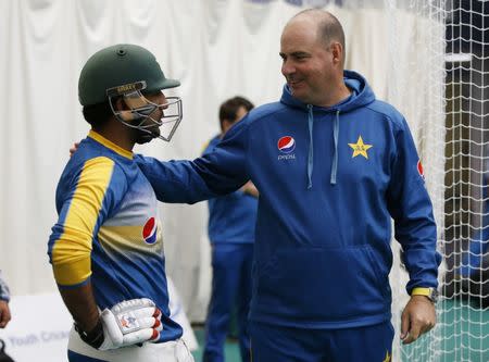 Britain Cricket - Pakistan Nets - SSE SWALEC, Cardiff, Wales - 3/9/16 Pakistan's Head Coach Mickey Arthur talks with Sarfraz Ahmed (left) Action Images via Reuters / Paul Childs Livepic