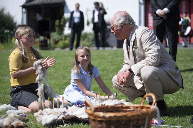 Charles meets community groups and young people in Victoria Park