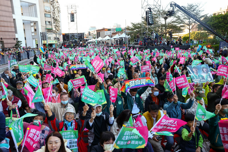 2024總統及立委大選13日投開票，民進黨總統候選人賴清德全國競選總部外下午湧進支持者一同等待開票結果，隨著開出的民進黨票數持續領先，群眾情緒也 十分興奮。（中央社）